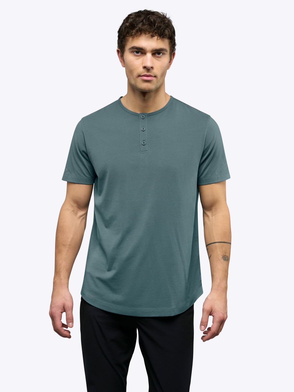 AO Henley Curve-Hem | North Atlantic Signature-Fit PYCA Pro®